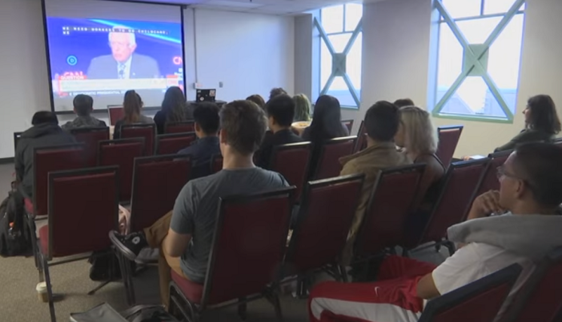 student sin los angeles watch the fourth democratic debate