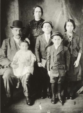 Tenement Museum: Working with Primary Sources, Upper Elementary